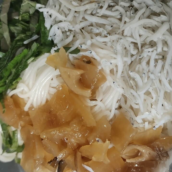 ちりめんと福神漬けと大葉のぶっかけそうめん